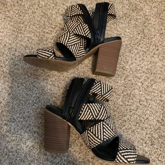 Universal Thread Heels - Picture 2 of 6